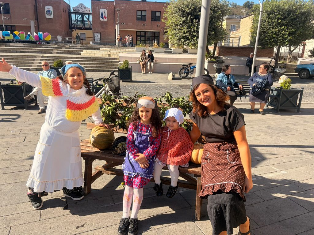 Visciano, successo per la Festa della Vendemmia: piazza gremita e grande partecipazione di famiglie e bambini Visciano, successo per la Festa della Vendemmia: piazza gremita e grande partecipazione di famiglie e bambini