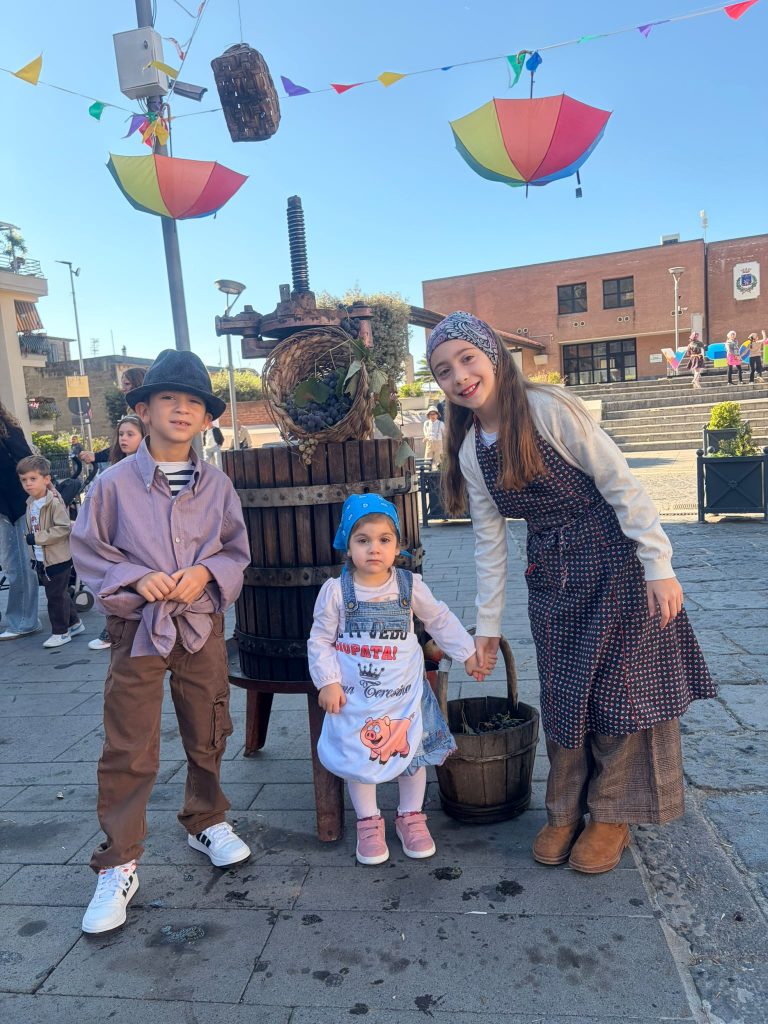 Visciano, successo per la Festa della Vendemmia: piazza gremita e grande partecipazione di famiglie e bambini Visciano, successo per la Festa della Vendemmia: piazza gremita e grande partecipazione di famiglie e bambini
