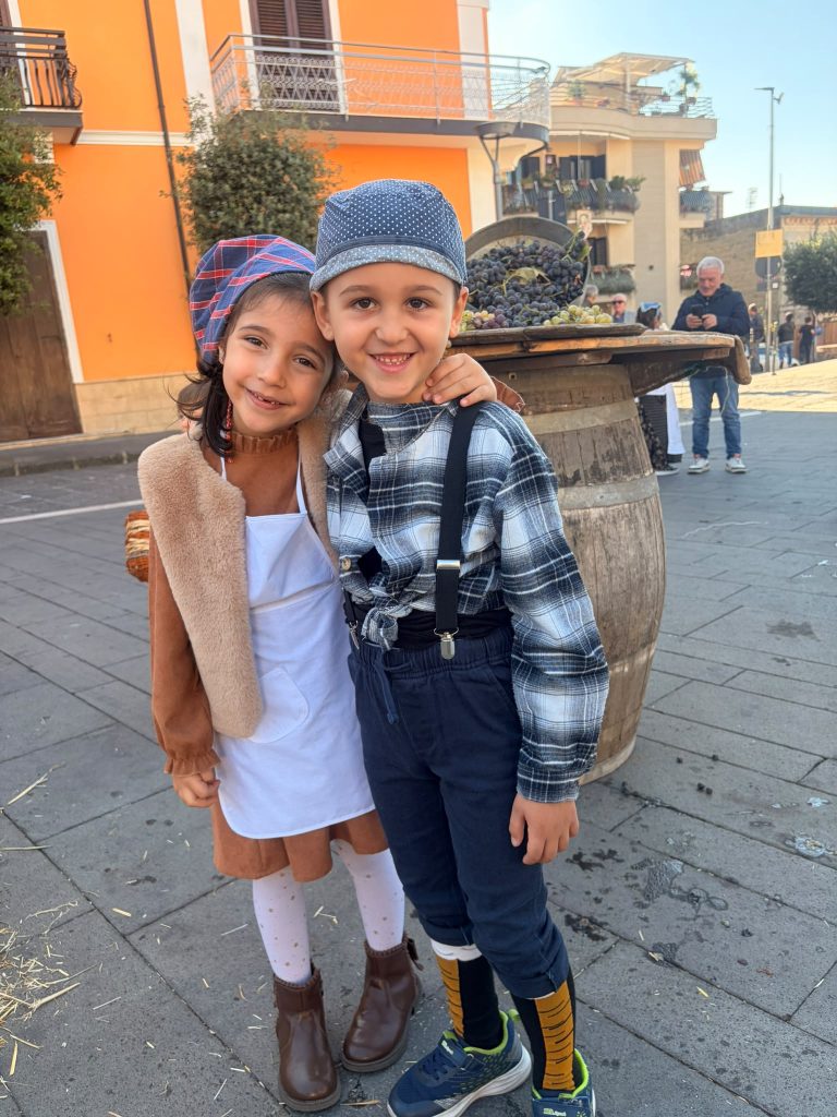 Visciano, successo per la Festa della Vendemmia: piazza gremita e grande partecipazione di famiglie e bambini Visciano, successo per la Festa della Vendemmia: piazza gremita e grande partecipazione di famiglie e bambini