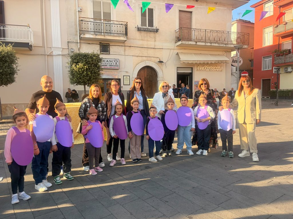 Visciano, successo per la Festa della Vendemmia: piazza gremita e grande partecipazione di famiglie e bambini Visciano, successo per la Festa della Vendemmia: piazza gremita e grande partecipazione di famiglie e bambini