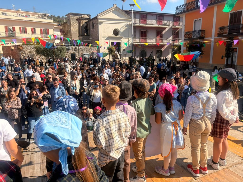 Visciano, successo per la Festa della Vendemmia: piazza gremita e grande partecipazione di famiglie e bambini Visciano, successo per la Festa della Vendemmia: piazza gremita e grande partecipazione di famiglie e bambini