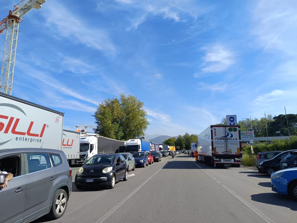 Nola, continua la protesta dei camionisti contro il caro gasolio: traffico sempre in tilt nei pressi del casello autostradale Nola, continua la protesta dei camionisti contro il caro gasolio: traffico sempre in tilt nei pressi del casello autostradale