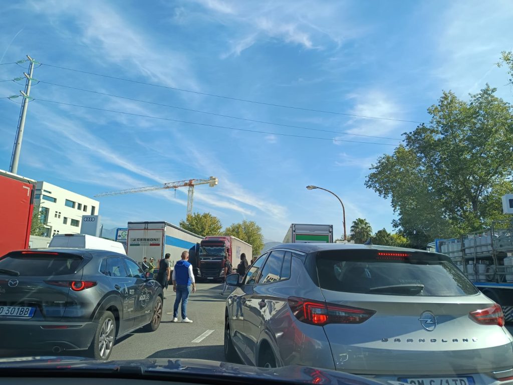 Nola, continua la protesta dei camionisti contro il caro gasolio: traffico sempre in tilt nei pressi del casello autostradale Nola, continua la protesta dei camionisti contro il caro gasolio: traffico sempre in tilt nei pressi del casello autostradale