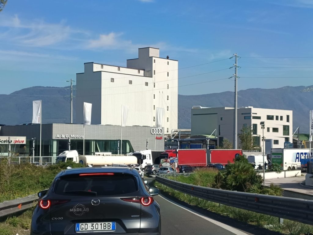Nola, continua la protesta dei camionisti contro il caro gasolio: traffico sempre in tilt nei pressi del casello autostradale Nola, continua la protesta dei camionisti contro il caro gasolio: traffico sempre in tilt nei pressi del casello autostradale