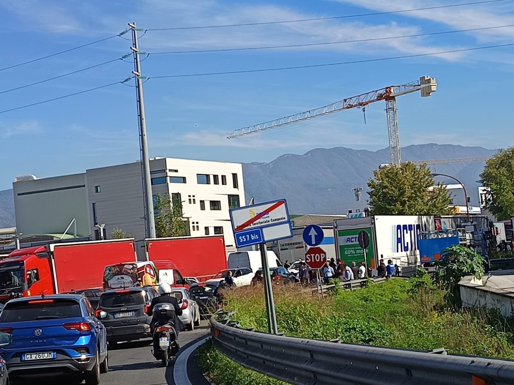 Nola, continua la protesta dei camionisti contro il caro gasolio: traffico sempre in tilt nei pressi del casello autostradale Nola, continua la protesta dei camionisti contro il caro gasolio: traffico sempre in tilt nei pressi del casello autostradale