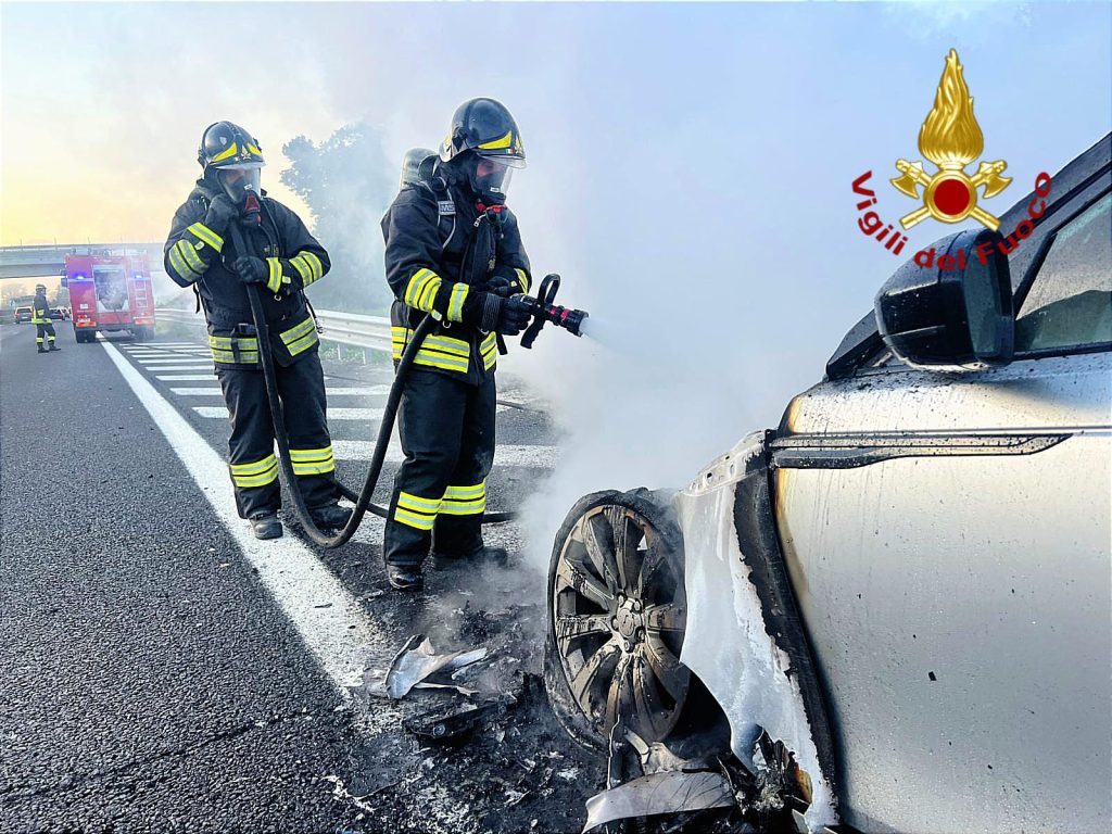 BAIANO. Auto in fiamme alluscita del casello. VIDEO