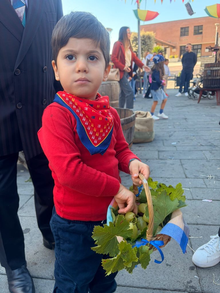 Visciano, successo per la Festa della Vendemmia: piazza gremita e grande partecipazione di famiglie e bambini Visciano, successo per la Festa della Vendemmia: piazza gremita e grande partecipazione di famiglie e bambini