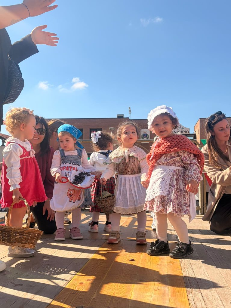 Visciano, successo per la Festa della Vendemmia: piazza gremita e grande partecipazione di famiglie e bambini Visciano, successo per la Festa della Vendemmia: piazza gremita e grande partecipazione di famiglie e bambini