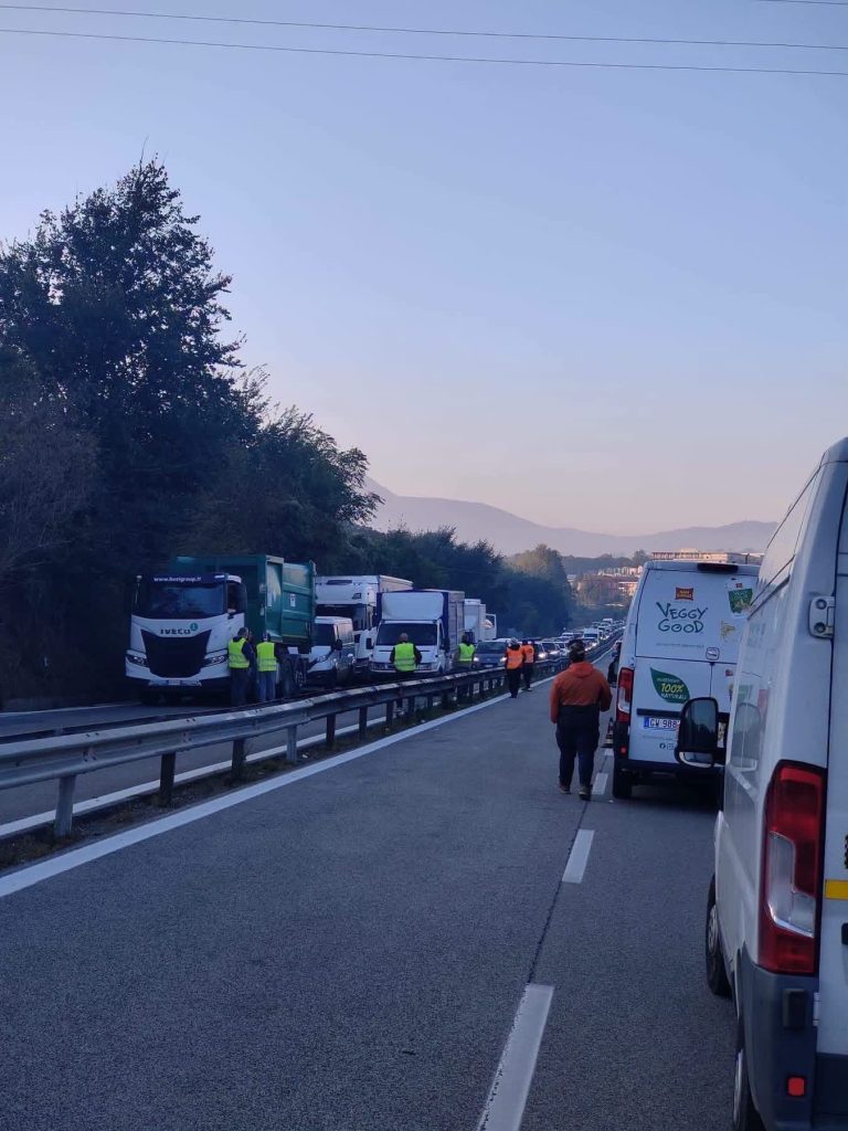 Avellino, protesta degli autotrasportatori sulla Variante: traffico bloccato e lunghe code Avellino, protesta degli autotrasportatori sulla Variante: traffico bloccato e lunghe code
