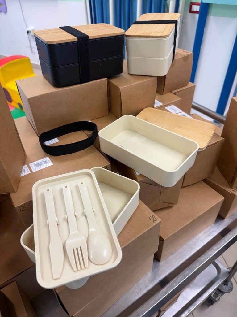 Avella, mensa scolastica senza plastica: consegnati agli alunni i nuovi kit riutilizzabili Avella, mensa scolastica senza plastica: consegnati agli alunni i nuovi kit riutilizzabili