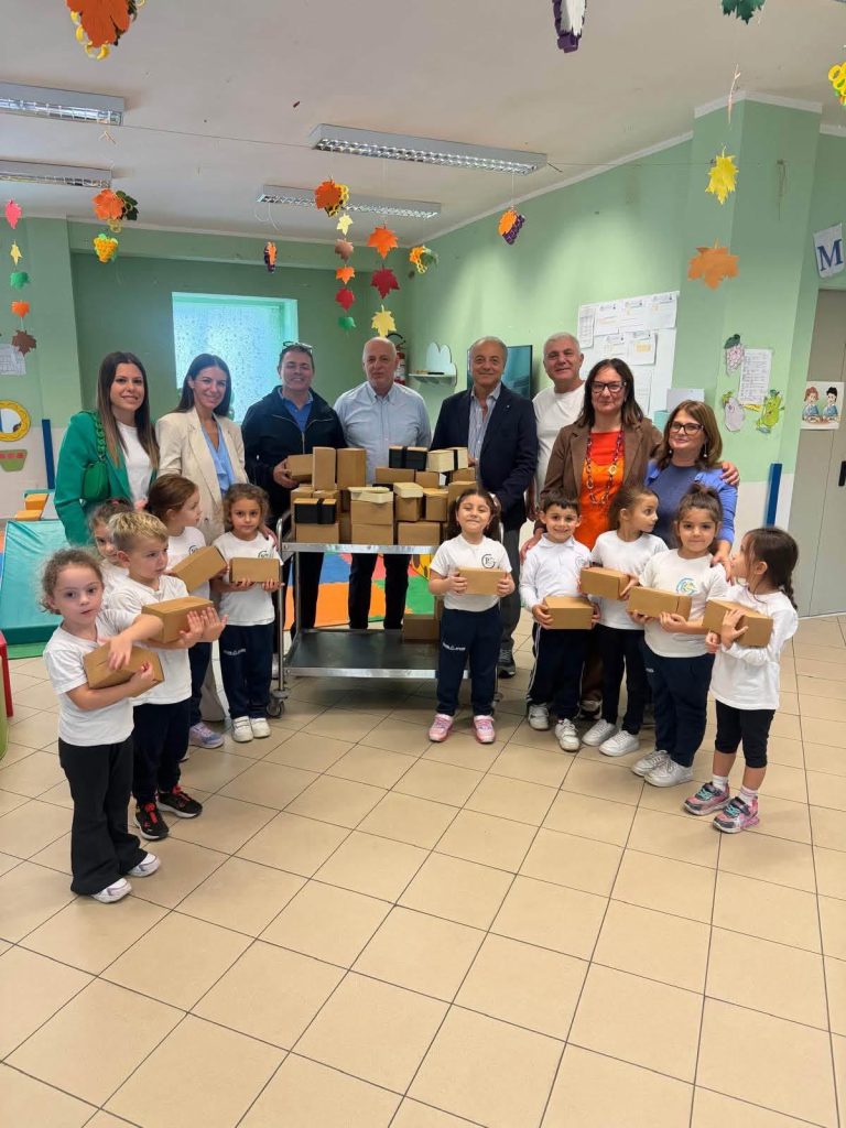 Avella, mensa scolastica senza plastica: consegnati agli alunni i nuovi kit riutilizzabili