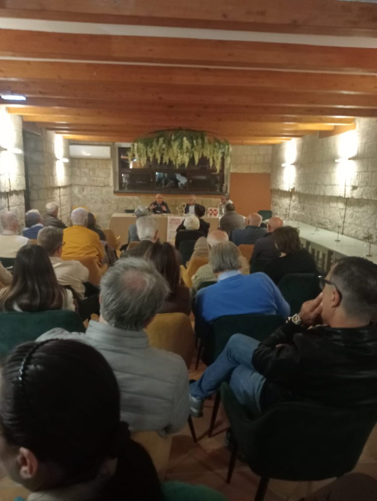 Successo oltre le aspettative ad Avella per la presentazione del libro Lindustria della salute di Vittorio Agnoletto.