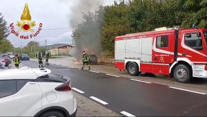Montefredane, auto a GPL in fiamme sulla SP 242: illesa la conducente