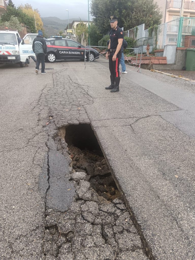 Sirignano, voragine in via Carlo Fiordelisi durante la forte pioggia: nessun ferito Sirignano, voragine in via Carlo Fiordelisi durante la forte pioggia: nessun ferito