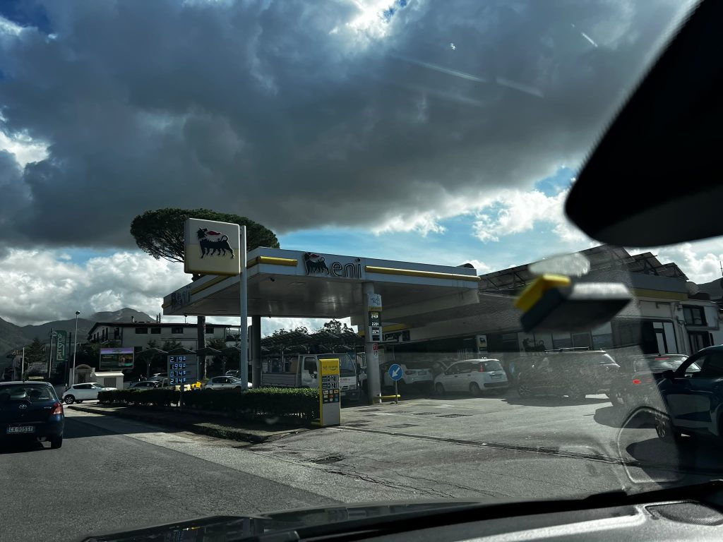 AVELLA. Torna il gasolio nei distributori dell’area mandamentale: automobilisti in fila all’Eni AVELLA. Torna il gasolio nei distributori dell’area mandamentale: automobilisti in fila all’Eni