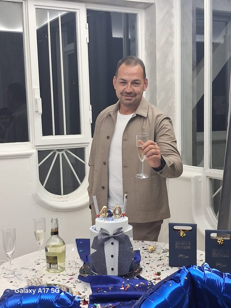Sirignano, Geremia Cillo compie 40 anni: gli auguri degli amici della “Sirignano family” Sirignano, Geremia Cillo compie 40 anni: gli auguri degli amici della “Sirignano family”