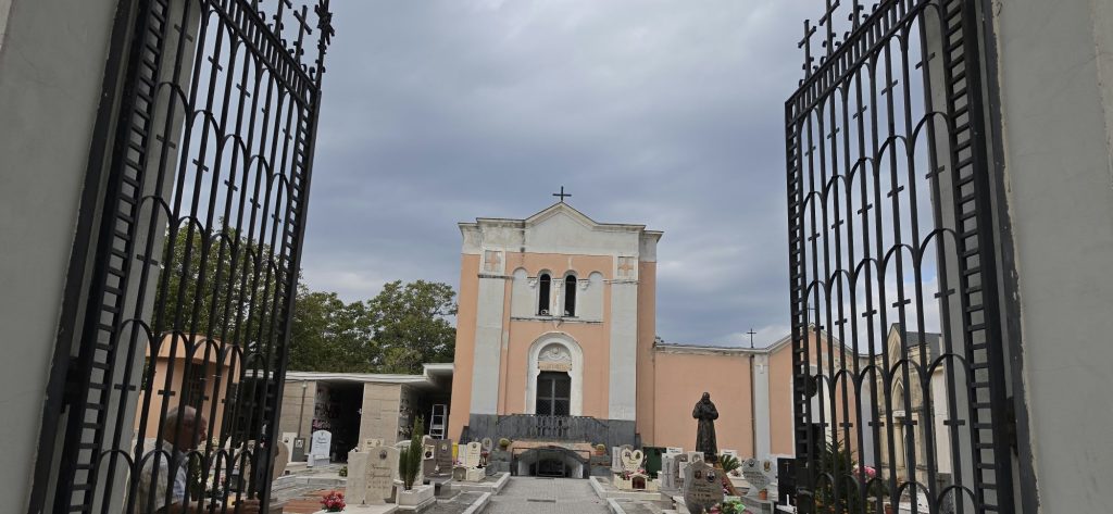 Quadrelle, il cimitero comunale si rinnova: ripiantati i cipressi e restituito decoro al luogo della memoria. LAmministrazione ringrazia i giovani del Servizio Civile e i volontari Quadrelle, il cimitero comunale si rinnova: ripiantati i cipressi e restituito decoro al luogo della memoria. LAmministrazione ringrazia i giovani del Servizio Civile e i volontari