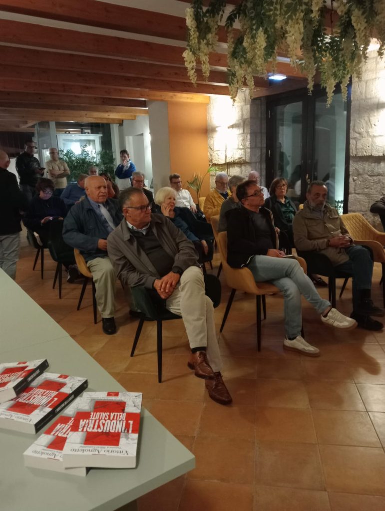Successo oltre le aspettative ad Avella per la presentazione del libro Lindustria della salute di Vittorio Agnoletto.