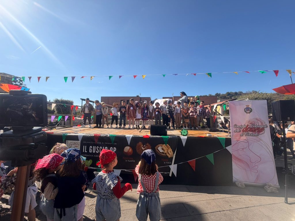 Visciano, successo per la Festa della Vendemmia: piazza gremita e grande partecipazione di famiglie e bambini Visciano, successo per la Festa della Vendemmia: piazza gremita e grande partecipazione di famiglie e bambini