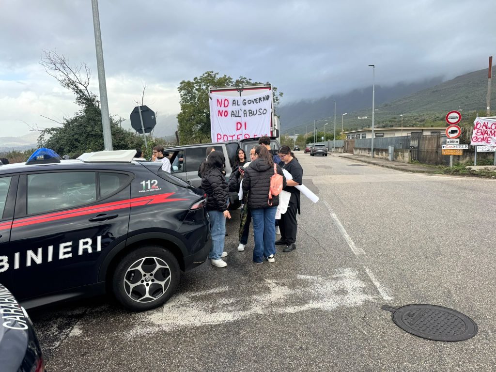 Mugnano del Cardinale, gli studenti del Liceo Pietro Colletta al fianco dei camionisti: protesta al casello di Baiano