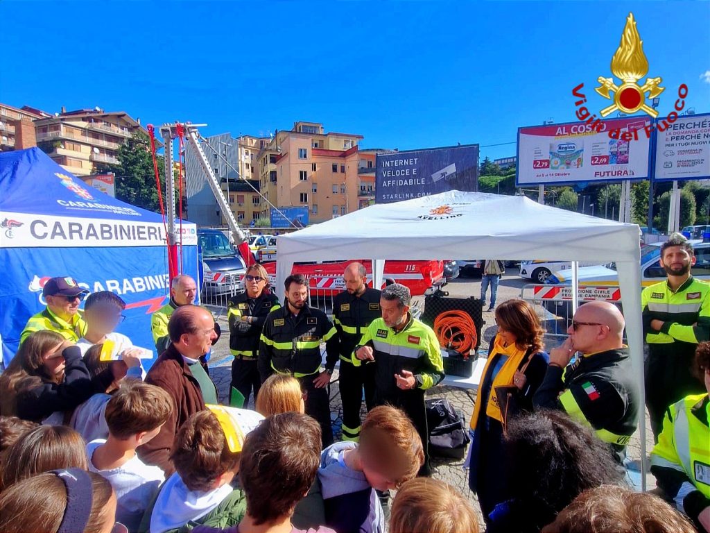 Avellino, i Vigili del Fuoco in piazza Kennedy: mezzi, attrezzature e dimostrazioni per la Settimana della Protezione Civile Avellino, i Vigili del Fuoco in piazza Kennedy: mezzi, attrezzature e dimostrazioni per la Settimana della Protezione Civile