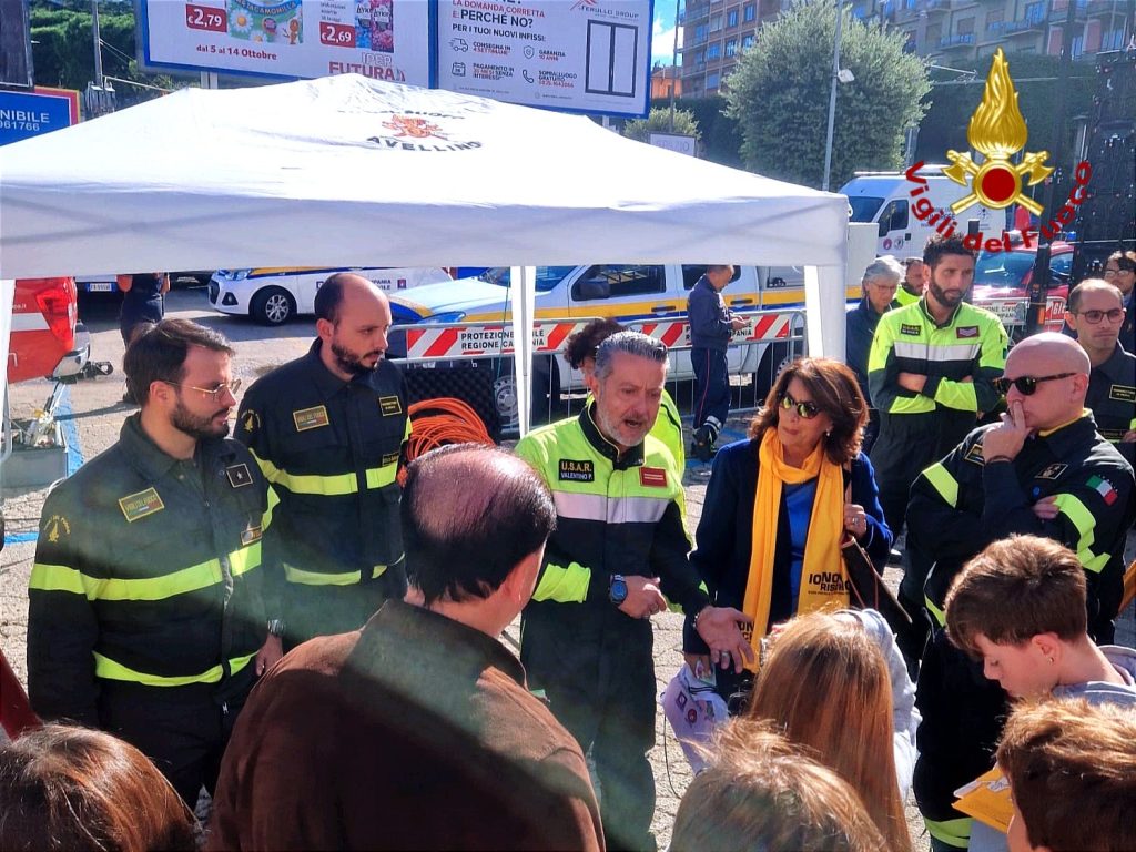 Avellino, i Vigili del Fuoco in piazza Kennedy: mezzi, attrezzature e dimostrazioni per la Settimana della Protezione Civile Avellino, i Vigili del Fuoco in piazza Kennedy: mezzi, attrezzature e dimostrazioni per la Settimana della Protezione Civile