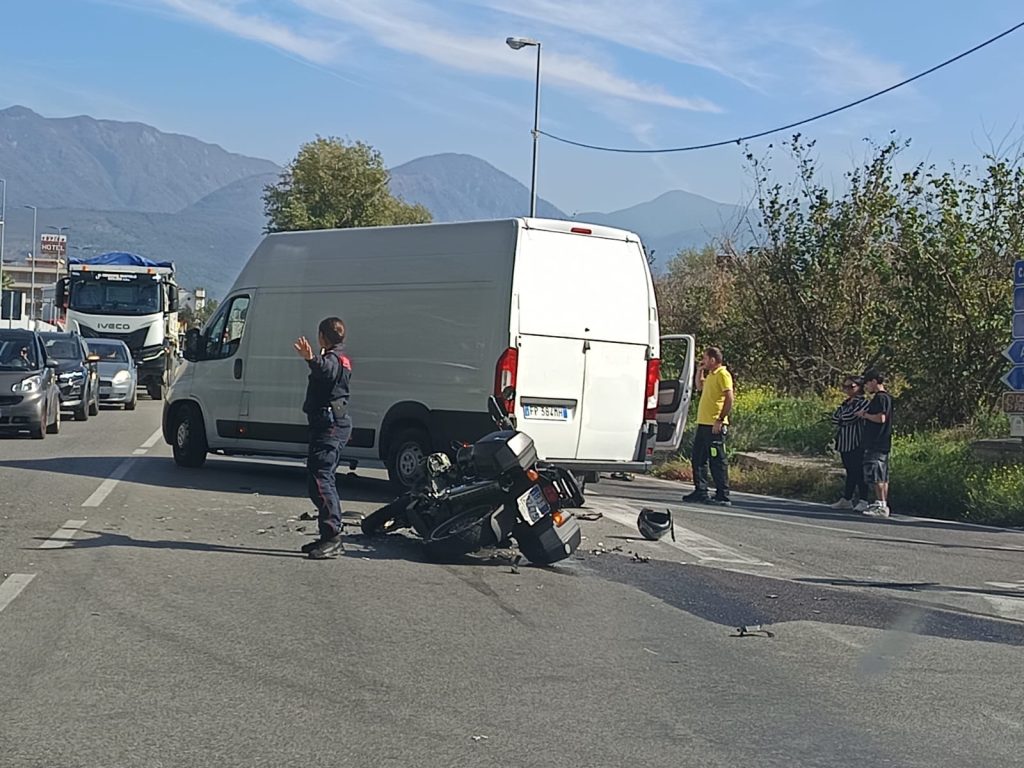 Incidente sulla Statale 7 bis a Casamarciano: scontro tra moto e furgone, ferito il motociclista Incidente sulla Statale 7 bis a Casamarciano: scontro tra moto e furgone, ferito il motociclista