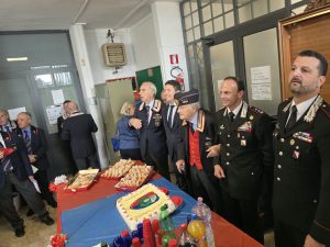 Saviano, l’Associazione Nazionale Carabinieri celebra la fedeltà e i valori dell’Arma: riconoscimenti ai soci e un premio speciale alla stilista Michelina Galeotafiore