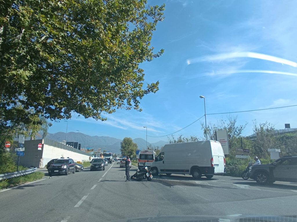 Incidente sulla Statale 7 bis a Casamarciano: scontro tra moto e furgone, ferito il motociclista Incidente sulla Statale 7 bis a Casamarciano: scontro tra moto e furgone, ferito il motociclista
