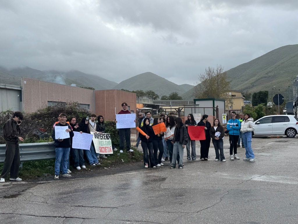 Mugnano del Cardinale, gli studenti del Liceo Pietro Colletta al fianco dei camionisti: protesta al casello di Baiano