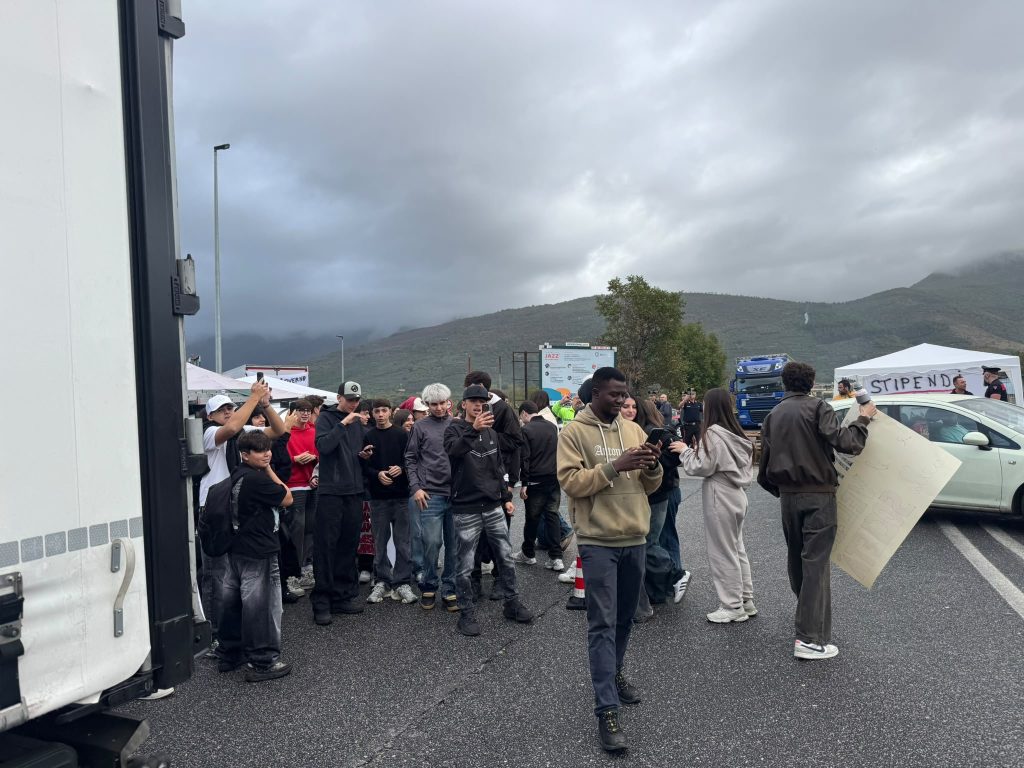 Mugnano del Cardinale, gli studenti del Liceo Pietro Colletta al fianco dei camionisti: protesta al casello di Baiano