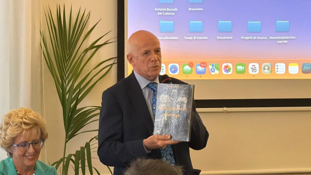 Avella, a Palazzo Borrelli la presentazione del libro “Antonio Borrelli Chirurgo” di Antonio Brillantino. Video e Foto